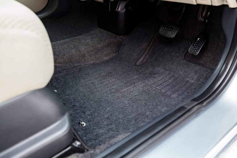 Distribuciones Cantelar ofrece alfombrillas con bordes para coches de calidad