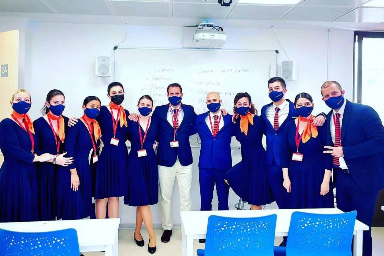 ¿Qué ofrece el curso de tripulante cabina pasajeros de Bravo19?