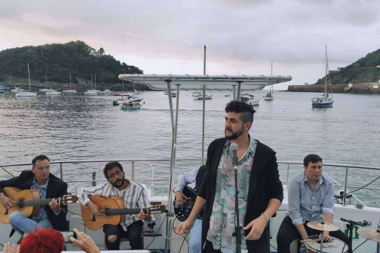Música en directo a bordo del Catamarán Ciudad San Sebastián