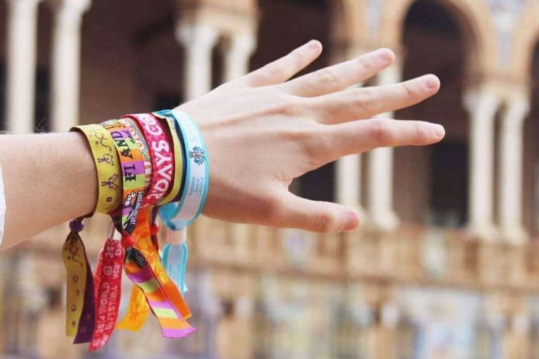 ¿Cómo recaudan fondos las asociaciones y ONG?, las pulseras de tela personalizadas de TheKingPulseras.com