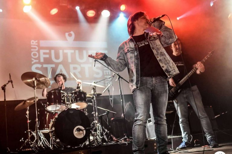 La Escuela Superior de Música Jam Session ofrece la especialidad de interpretación en el ámbito del rock, músicas urbanas y nuevas tendencias