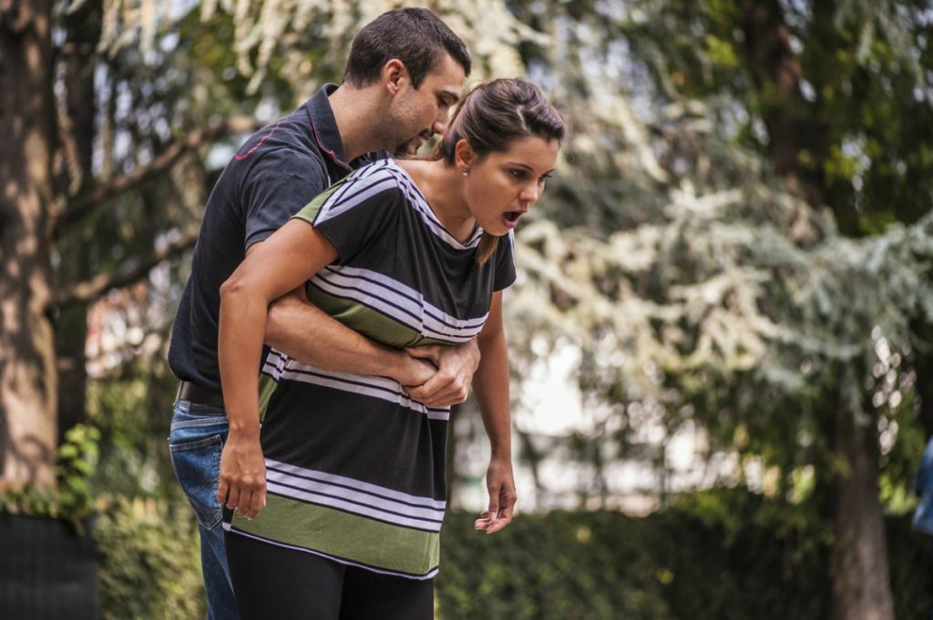 Qué hacer ante un atragantamiento 3 Maniobra de Heimlich para caso de atragantamiento