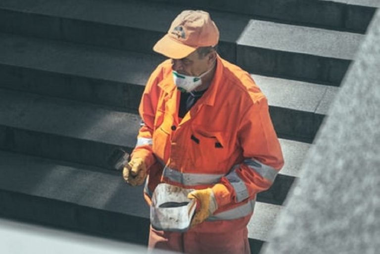 En qué fijarte al comprar ropa laboral o calzado de seguridad para una empresa