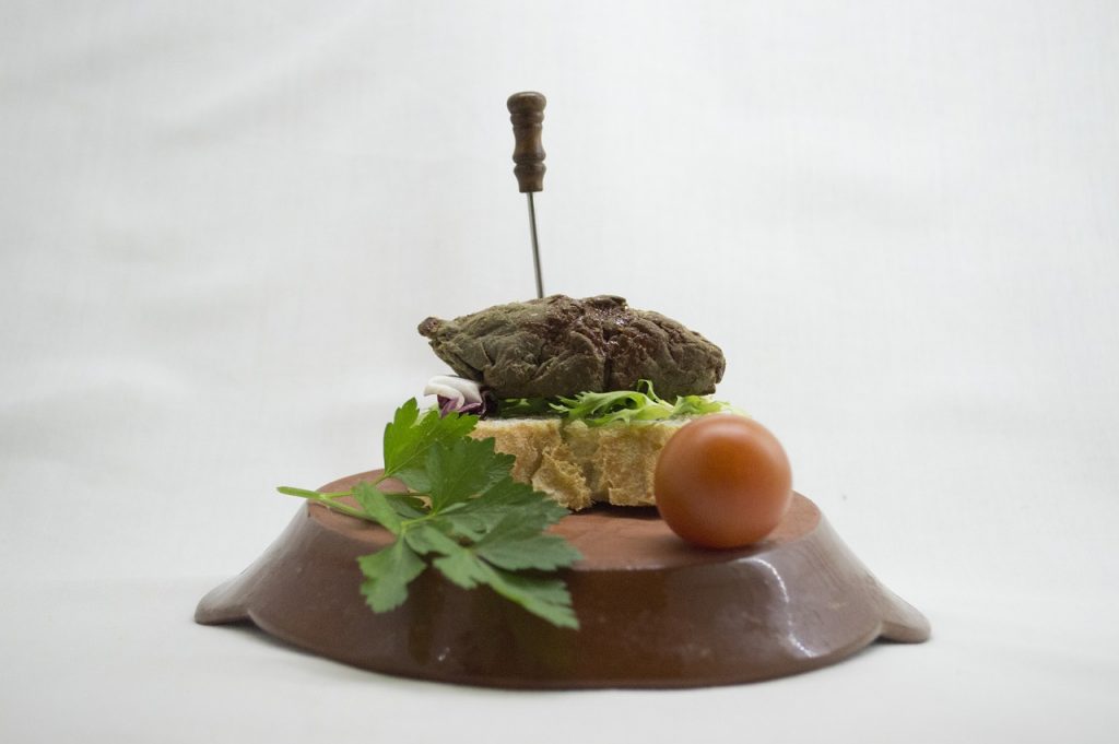 Una de las ventajas de comer las alcachofas de bote, es que te puedes saltar la cocción de las mismas y ahorrarte en realidad un tiempo. Para esta receta necesitas: 16 corazones de alcachofas en conserva, 200 gramos de jamón serrano, 1 cucharada de harina y aceite de oliva virgen extra.