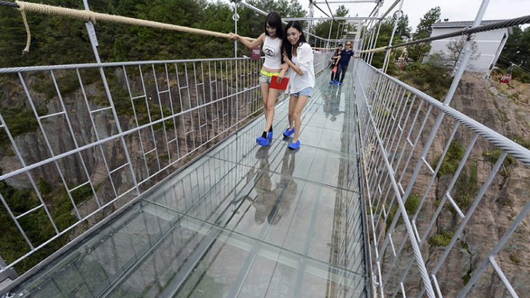 Los puentes de cristal más agobiantes del mundo