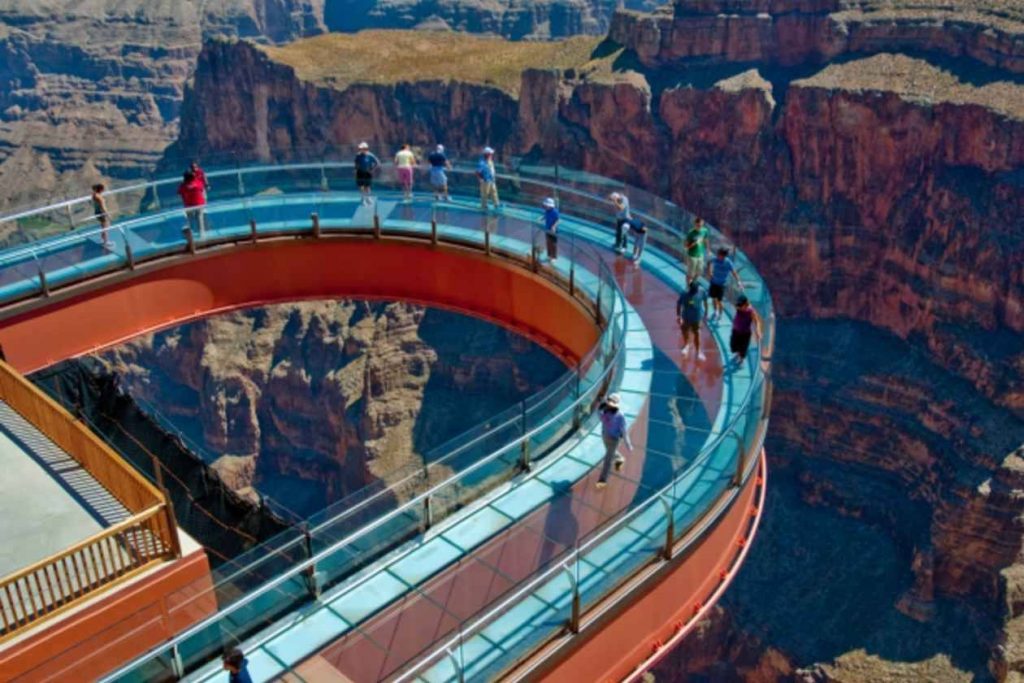 Skywalk del Gran Cañón también es parte de los puentes de cristal más alucinantes 