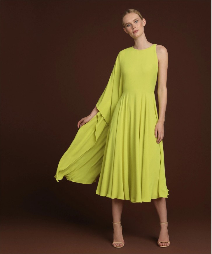 vestido midi asimetrico capa