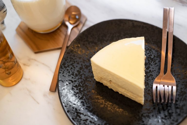 Tarta de chocolate blanco: el postre que solo tardas 5 minutos