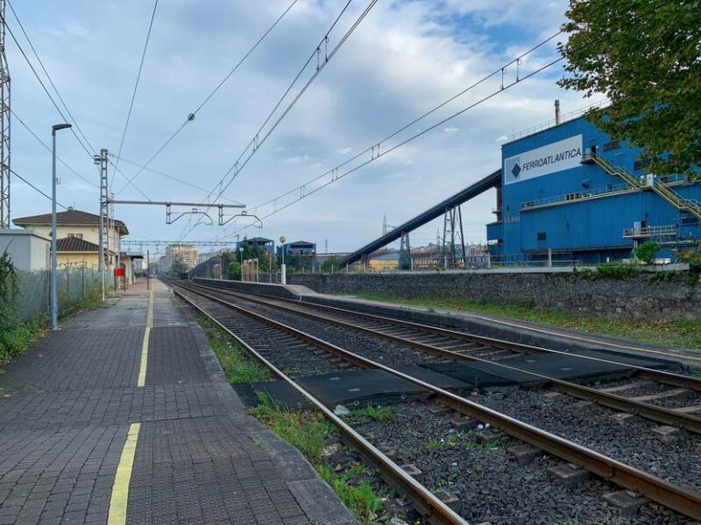 Astillero traslada a Adif las quejas vecinales por el 