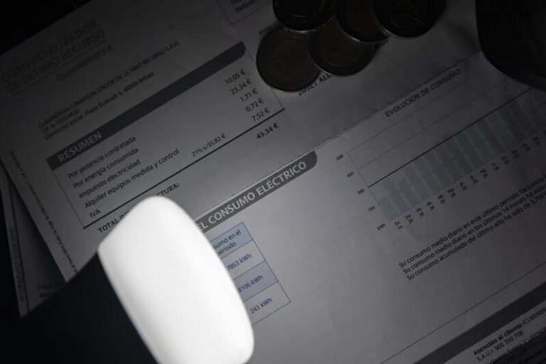 El precio de la luz sube este lunes cerca de un 10% y se sitúa en los 150,50 euros/MWh