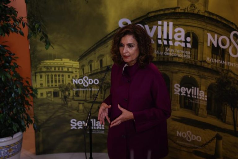 Montero pide al PP que apoye la reforma laboral