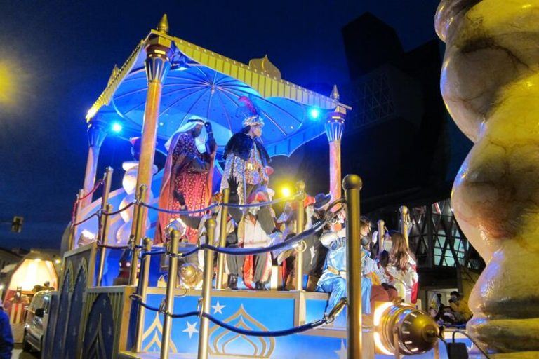 El regreso de la Cabalgata de los Reyes llena de ilusión las calles de Zaragoza