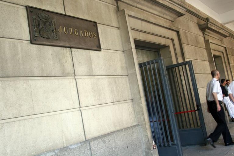 En libertad la madre detenida por la desaparición de sus hijos tras negarse a vacunarlos