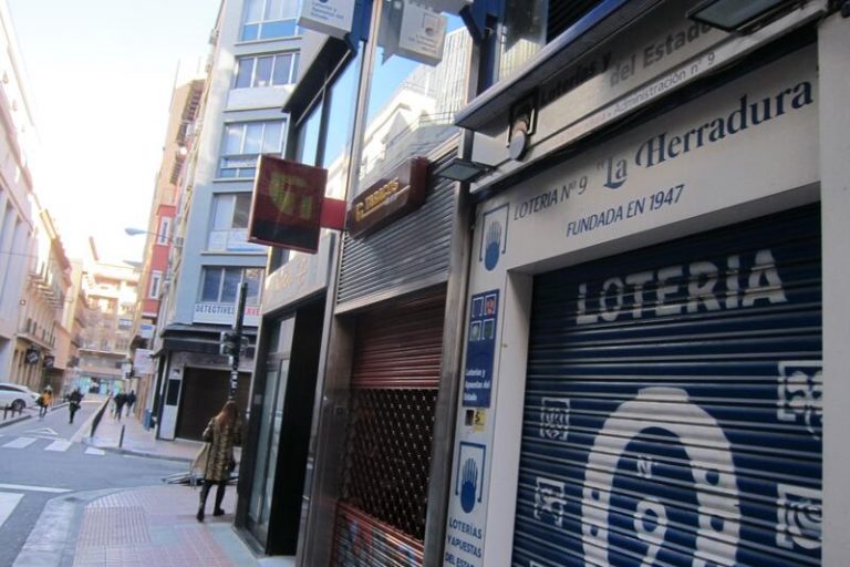 Parte del segundo premio de 'El Niño', el 44.469, vendido en Zaragoza