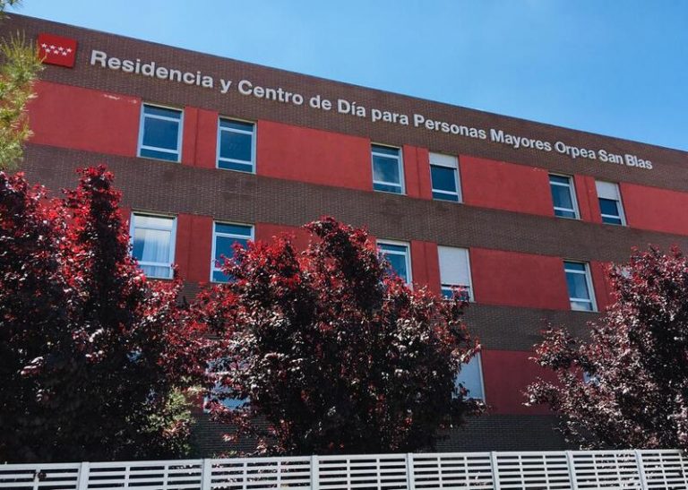Residencias y centros de día de Madrid podrán contratar empleados sin titulación