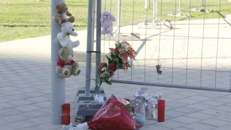 Un feriante de Mislata recoge su atracción: 