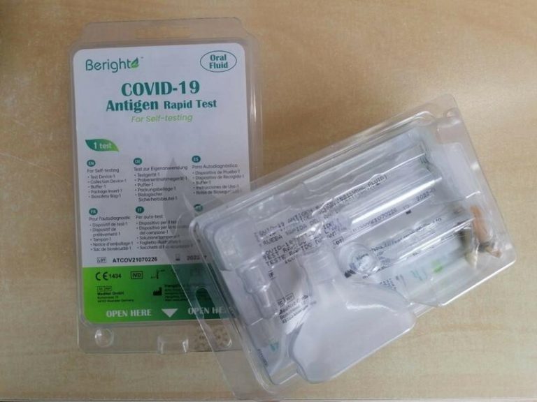 Asturias autoriza a las farmacias a comunicar los positivos de coronavirus detectados en test de antígenos