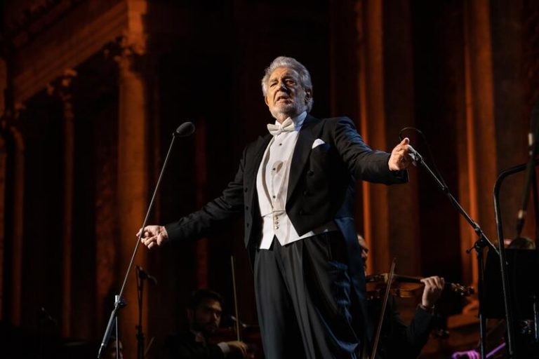 Plácido Domingo regresa a los escenarios en la Gran Gala Solidaria de Zarzuela por Cáritas