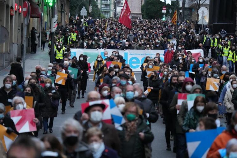 Alrededor de 200 manifestaciones piden en Euskadi y Navarra el fin de la 