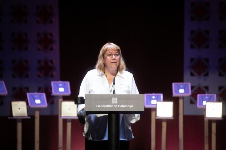 La consellera de Cultura de la Generalitat dice que su visión sobre el catalán no es 