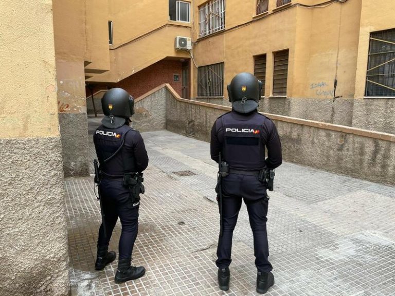Desmantelan un 'narcopiso' en el barrio de los Palmerales de Elche al que acudían menores