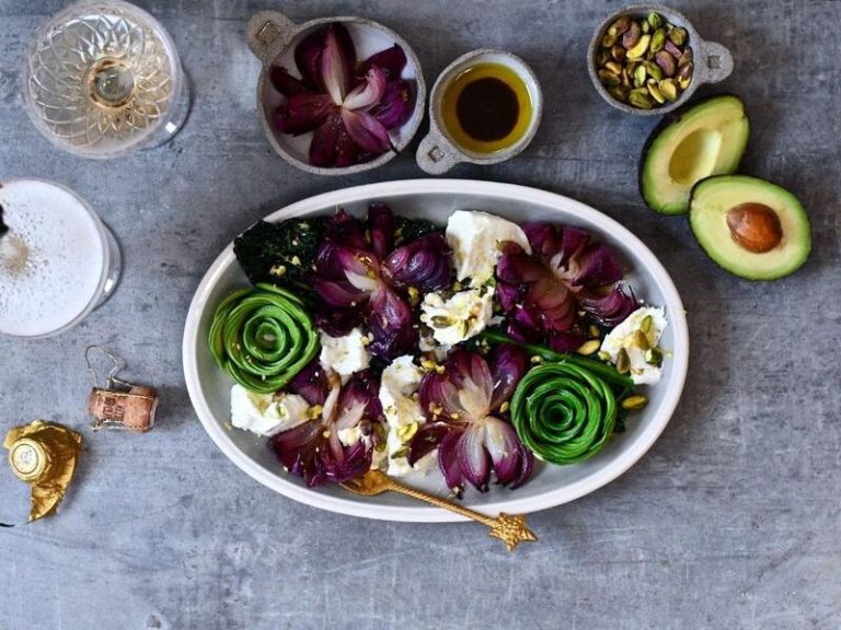Ensalada con rosas de aguacate y flores de cebolla, ¿te atreves?