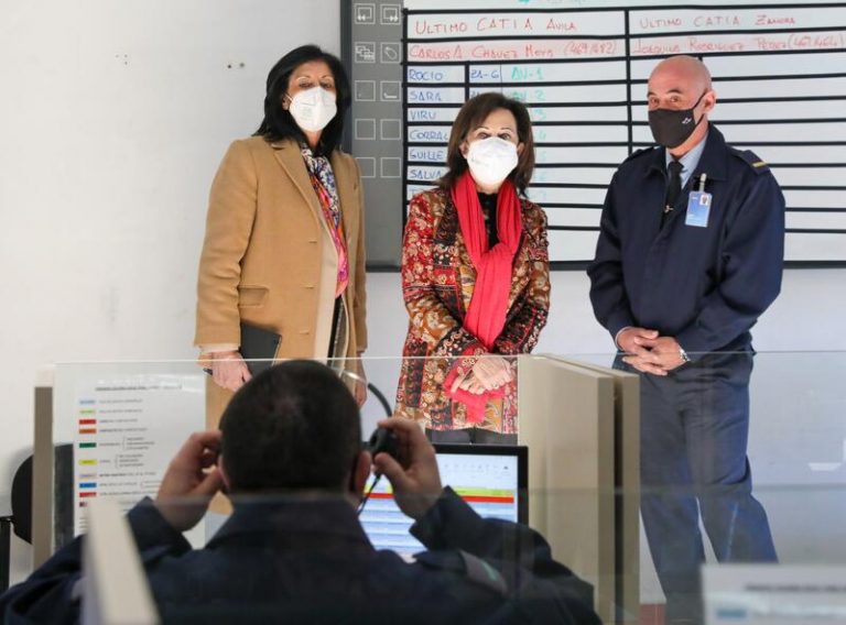 Robles visita la Unidad de Vacunación del Hospital General de la Defensa