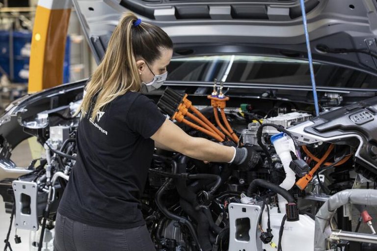 Seat retoma la producción en la planta de Martorell con tres de los seis turnos posibles