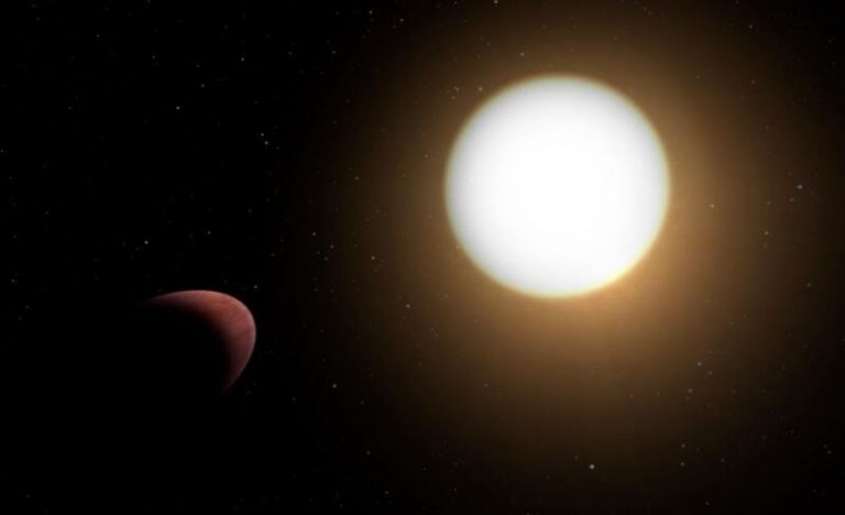 Revelan un exoplaneta deformado como un balón de rugby por su estrella