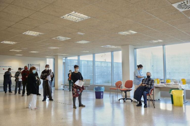 Los madrileños de 40 a 44 ya pueden pedir cita para recibir la tercera dosis