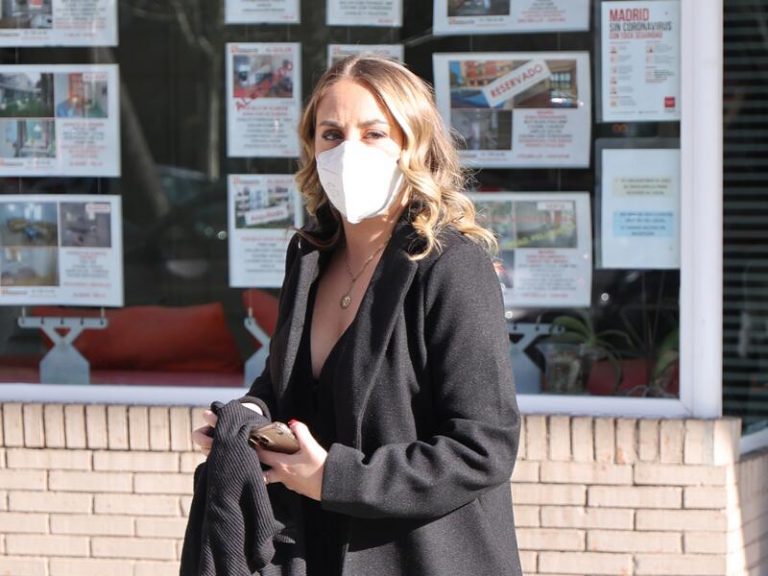 Rocío Flores visita una inmobiliaria tras vivir días complicados