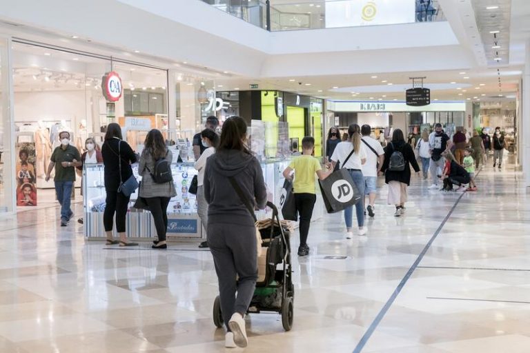 Los parques comerciales igualan la rentabilidad de los centros comerciales por primera vez