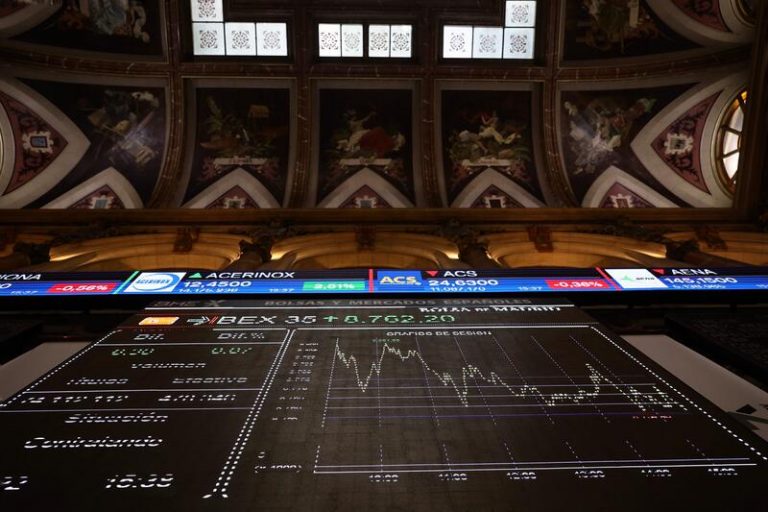 El Ibex 35 se mantiene por debajo de los 8.800 puntos en la media sesión con una caída del 0,34%