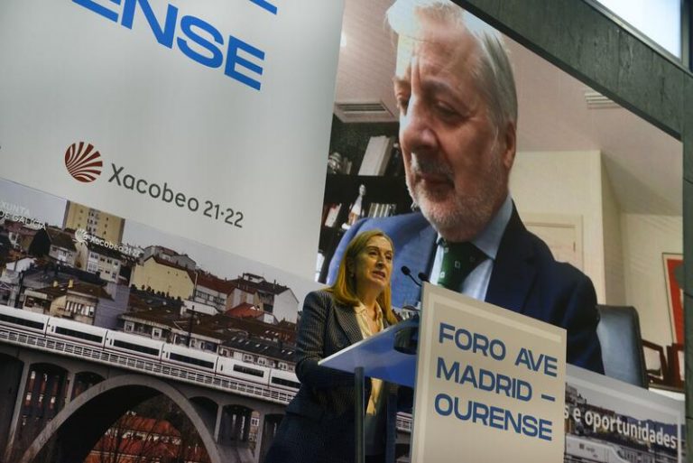 Los ex ministros José Blanco y Ana Pastor afirman que el AVE a Galicia es 