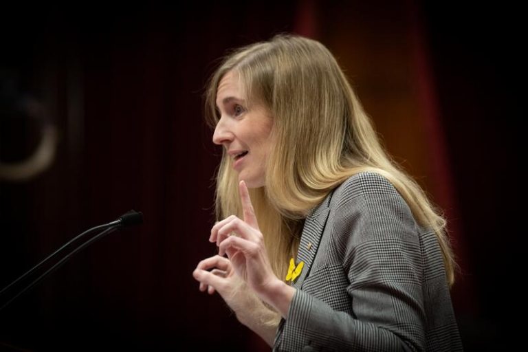 La consellera de Acción Exterior defiende que el reconocimiento del catalán en Europa es 