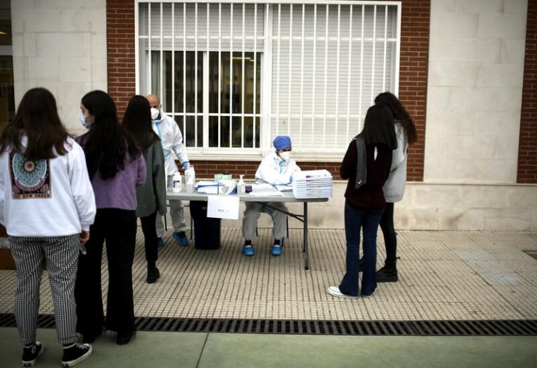 Los colegios gallegos recibirán 37.500 test de antígenos en saliva para niños de 5 a 11 años