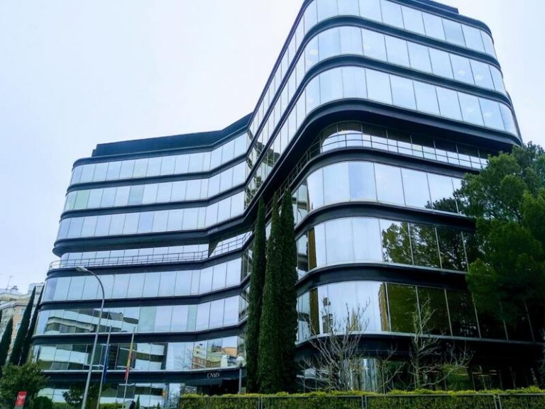 La CNMV advierte de 48 chiringuitos financieros