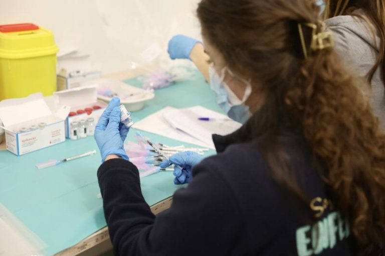 Casi 2,6 millones de andaluces tienen la tercera vacuna