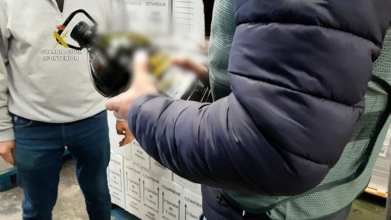 Desmantelada en Sevilla una red que envasaba aceite 'Virgen Extra' no apto para el consumo