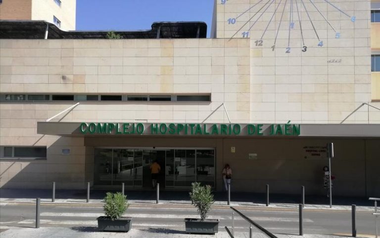 Andalucía supera los 2.000 ingresos tras sumar 209 y las UCI bajan en ocho a 236