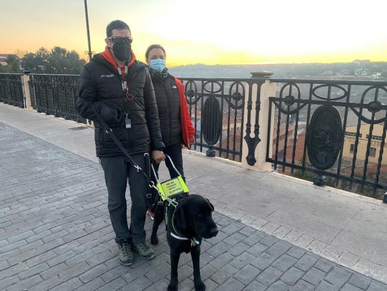 Una persona ciega sin manos recibe, en Teruel, un perro guía de la ONCE
