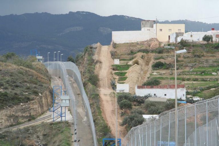 Unos 40 magrebíes entran en Melilla a través del tejado de un puesto fronterizo con Marruecos