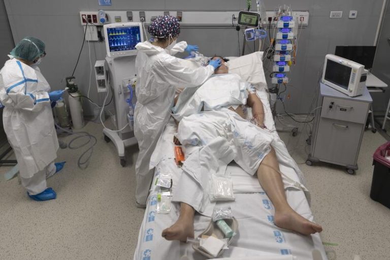 Bajan a 14.854 los nuevos contagios en Madrid caen los hospitalizados y crece UCI