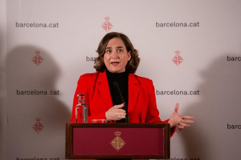 Colau cuestiona quién está tras la querella que reabre 
