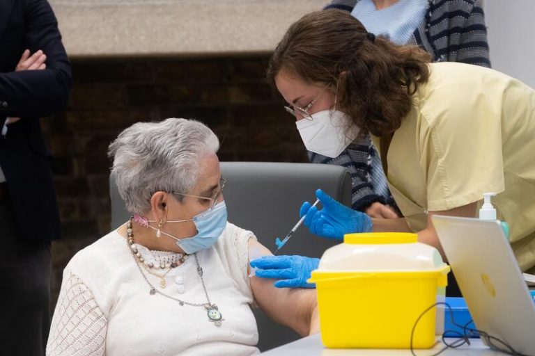 Los anticuerpos neutralizantes contra ómicron se incrementan 10 veces tras tercera dosis en mayores