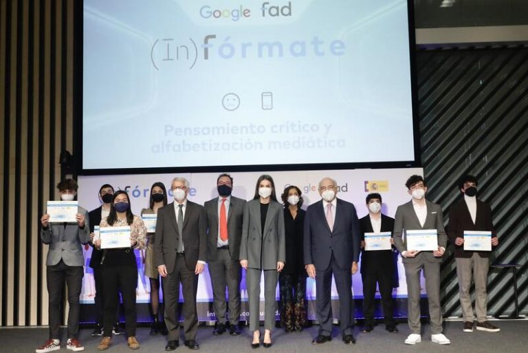 La Reina Letizia entrega los premios del concurso 'Info-influencers' a 8 adolescentes de Huesca, Toro y Getafe