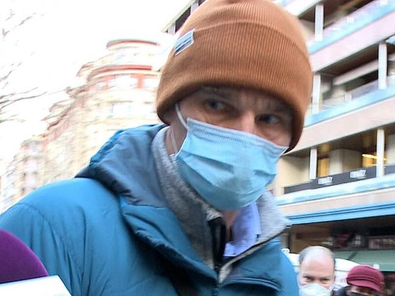 Iñaki Urdangarin y Ainhoa Armentia salen del trabajo rodeados de prensa