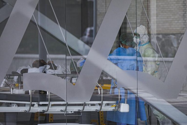 Los médicos abogan por control de aforos y horarios para frenar la sexta ola