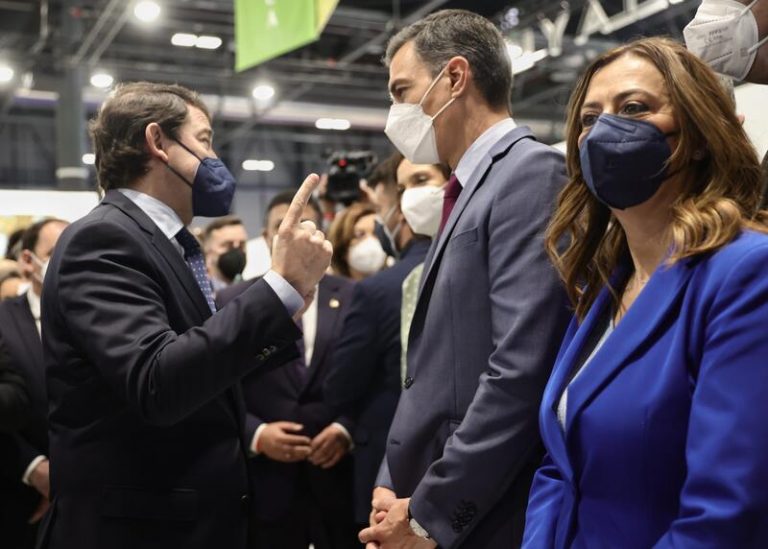 Sánchez y Casado coinciden a la misma hora en Fitur pero no llegan a encontrarse