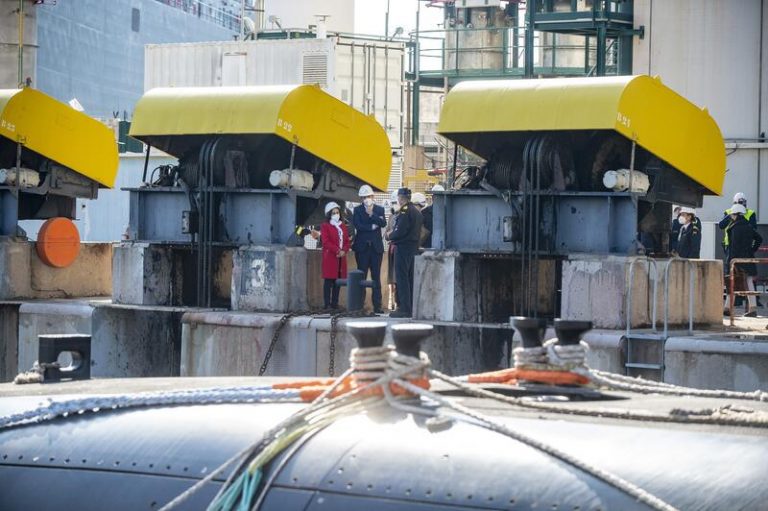 La ministra de Defensa destaca la importancia del programa de submarinos S-80 de Navantia en Cartagena